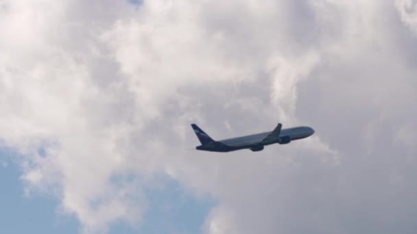 Aeroflot plane takes off — Video