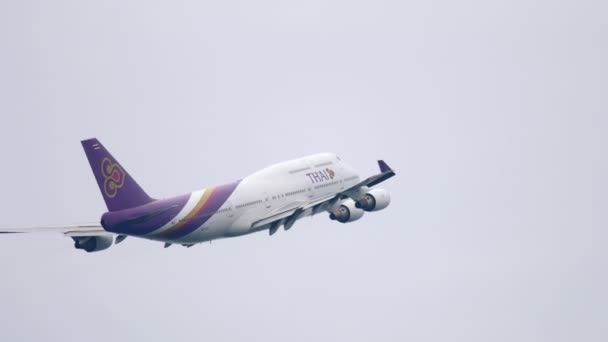 Boeing 747 Thai Airways улетает — стоковое видео
