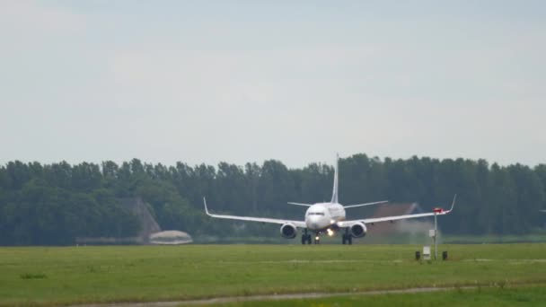 Boeing 737 on the runway — Vídeo de Stock