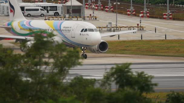 Bangkok Airways on airfield — Video