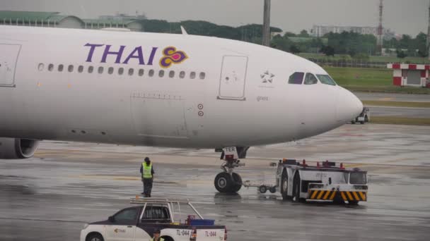 Thai Airways being towed — Vídeo de Stock