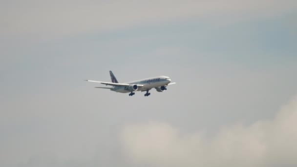 Boeing 777 of Qatar landing — Vídeo de stock