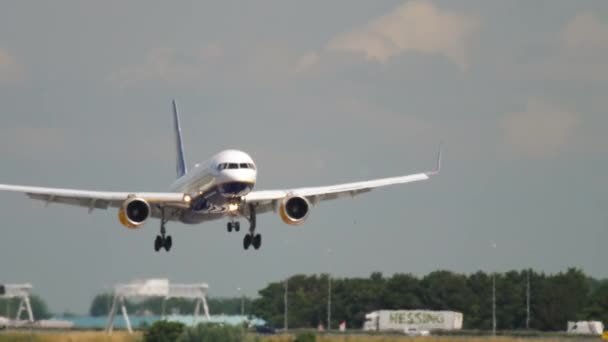 Boeing 757 of Icelandair arrival — Vídeo de Stock