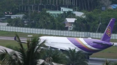 Thai Airways runway, take off
