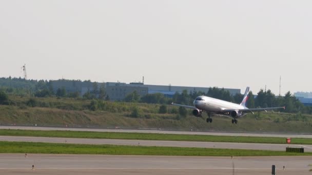 Arrivée de l'avion de passagers Aeroflot — Video