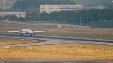 Yolcu uçağı fren yapıyor