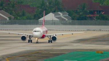 Phuket Havaalanı 'ndaki AirAsia uçağı.