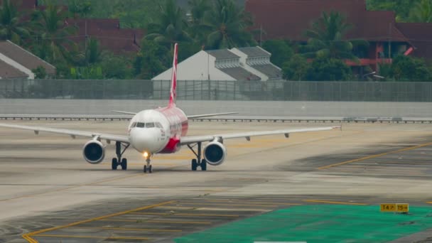 Avión AirAsia en el aeropuerto de Phuket — Vídeo de stock