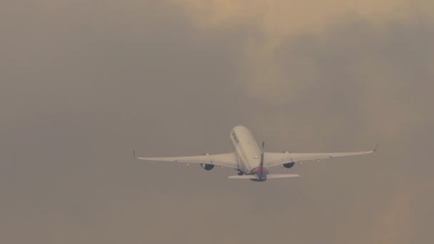 Passenger plane fly away — Wideo stockowe