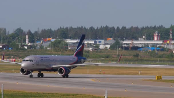 Aeroflot plane on the taxiway — Stockvideo