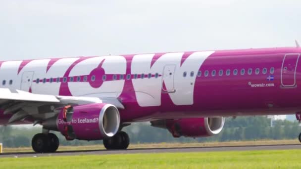 Low cost airline WOW air — Stockvideo