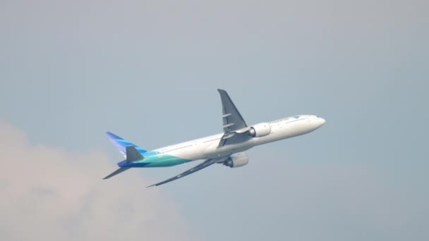 Boeing 777 of Garuda Indonesia — Stok Video