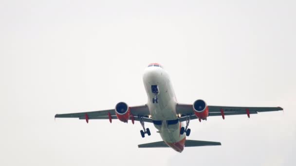 Airplane of EasyJet departure — Stockvideo