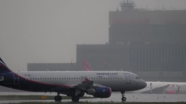 Aeroflot taxiing in the rain — Wideo stockowe