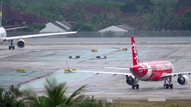 Airplane of AirAsia taxiing — Vídeo de Stock