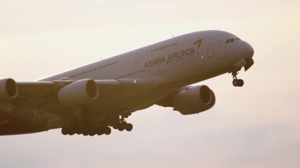 Airplane Asiana Airlines take off — Vídeos de Stock