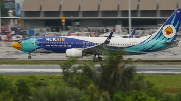 Airplane Nok Air landing in the rain — Stok video