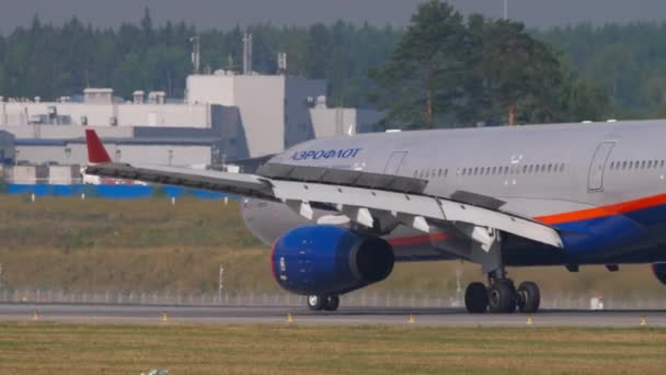Aeroflot braking after landing — Stockvideo
