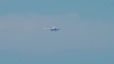 Düşük ihtimal, uçak uçuyor.