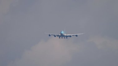 Jumbo jet descending to land