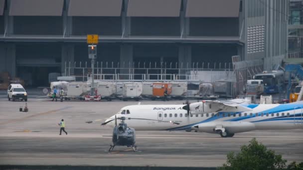 Bangkok Airways at the airport — Stockvideo