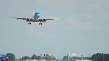 Embraer of KLM landing