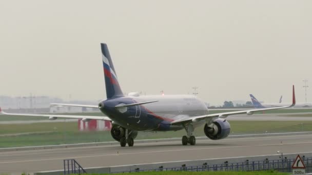 Plane taxiing at Sheremetyevo — Stockvideo