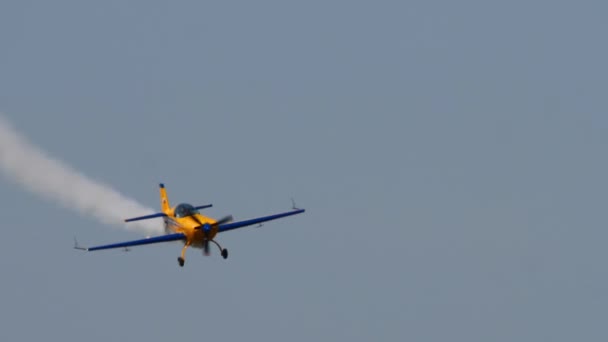 Жовтий спортивний літак на блакитному небі. — стокове відео