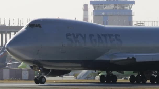 Boeing 747 Sky Gates sur le tablier — Video