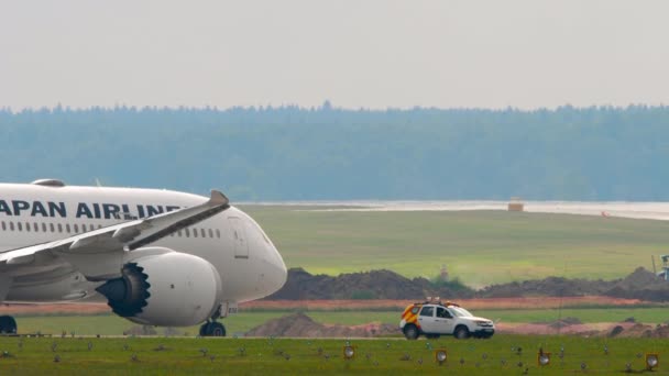 Dreamliner rides on the taxiway — Stockvideo