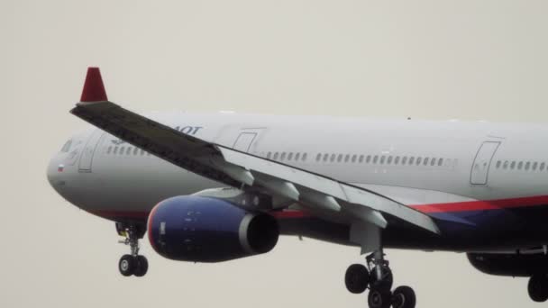 Aeroflot plane descending — Stok video