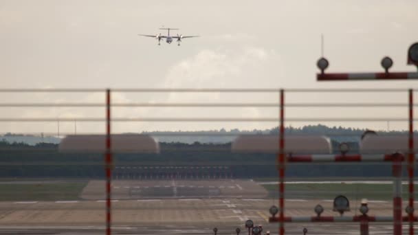 Airplane flies to landing — Vídeo de Stock