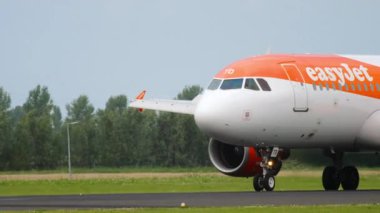 Airplane EasyJet arrive