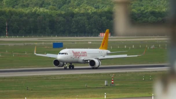 Airplane Pegasus on the runway — Stok video
