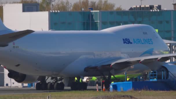 Boeing 747 ASL Airlines on apron — Stock videók