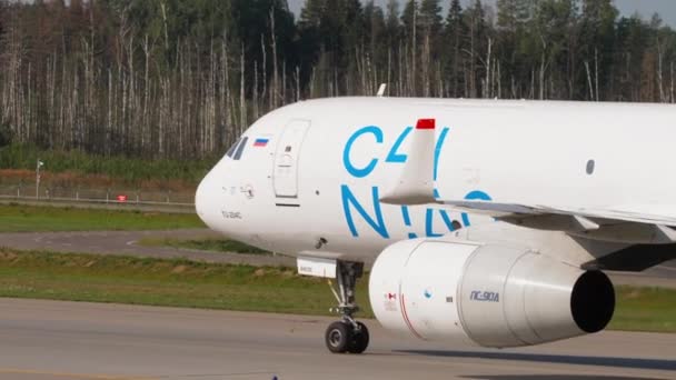 Tupolev Tu-204 cargo taxiing — Stockvideo