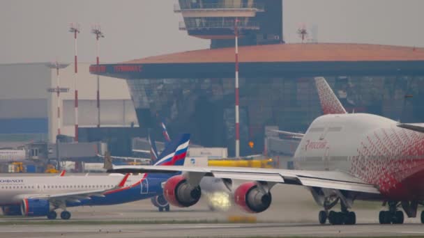 Boeing 747 Rossiya salida — Vídeo de stock