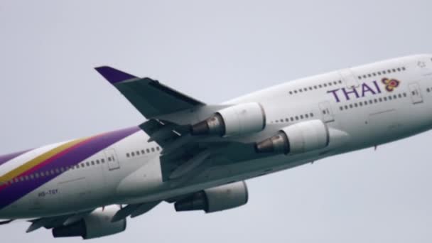 Plane Thai Airways take off — Vídeo de Stock