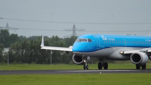 Airplane of KLM landing – stockvideo
