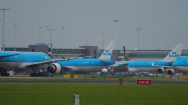 Flight traffic at Schiphol Airport