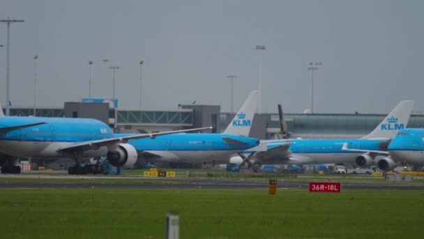 Flight traffic at Schiphol Airport — Stockvideo
