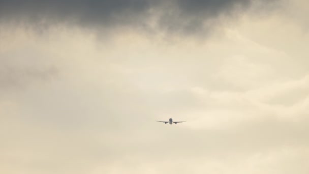 Airplane flies, cloudy — Vídeo de Stock