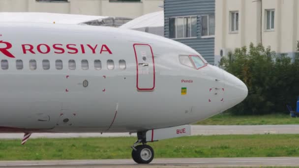 Boeing 737 de Rossiya taxiing — Vídeo de Stock