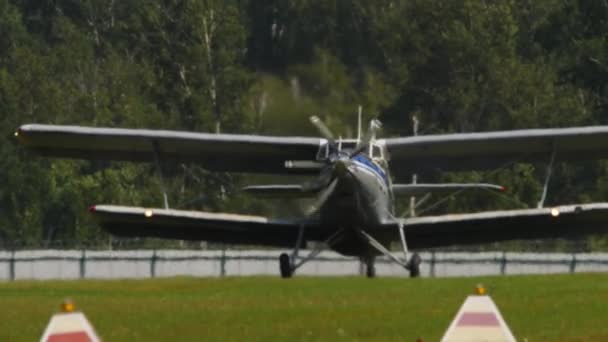 Biplan sur l'aérodrome — Video