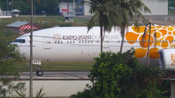 Boeing 777 Emiraten taxiën — Stockvideo
