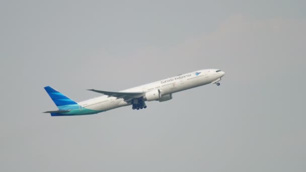 Airplane Garuda Indonesia climb — Stok video