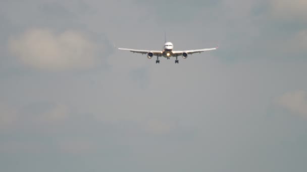 Airplane descending, haze — Vídeo de stock