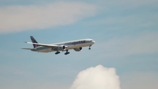 Boeing 777 Qatar in the sky — Vídeos de Stock