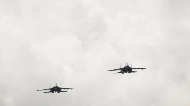 Militaire vliegtuigen in de lucht — Stockvideo