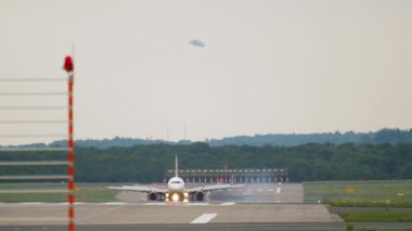 Airplane braking landing